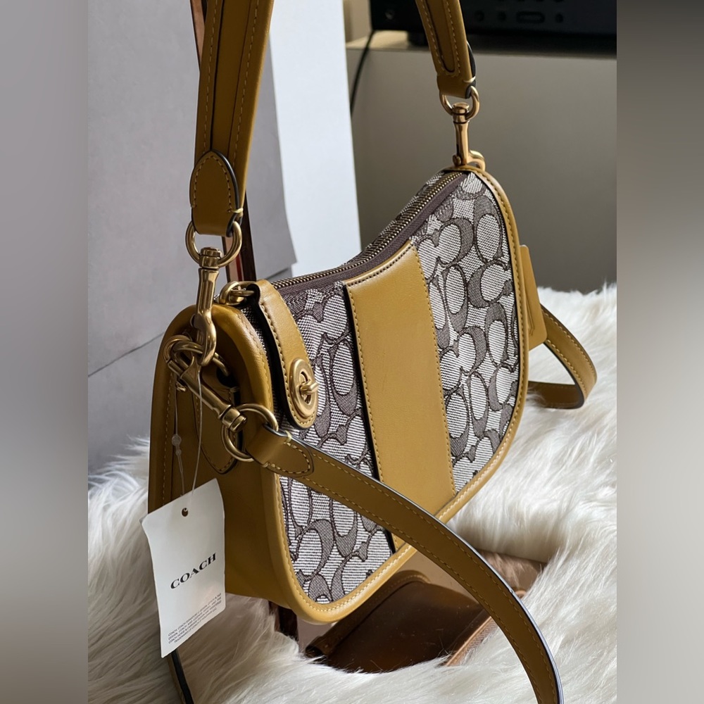 💰SOLD - CD678 - Coach Swinger in Signature Jacquard - Picture 2 of 11